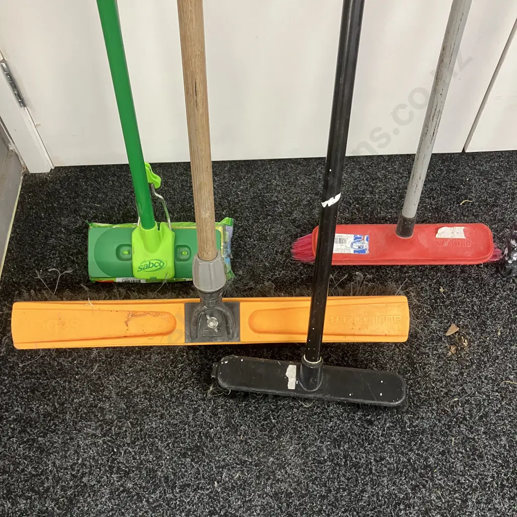 Brooms x 3, Sabco Mop, Twist-Lock Extension Pole Image 1++