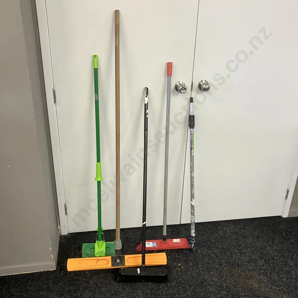 Brooms x 3, Sabco Mop, Twist-Lock Extension Pole Image 1++