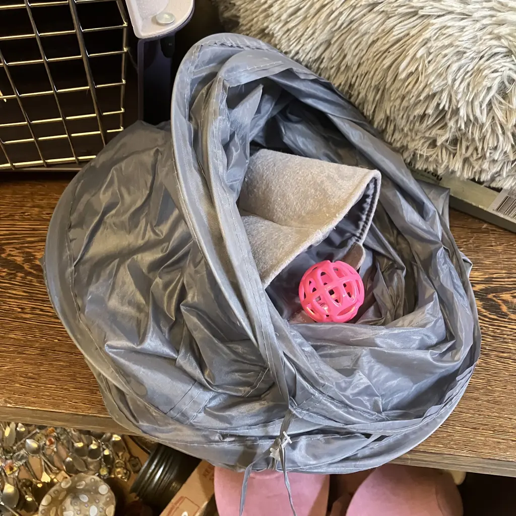 Cat Carry Cage, Padded Bed, Water Dish, Toys, Litter Tray Image 1++