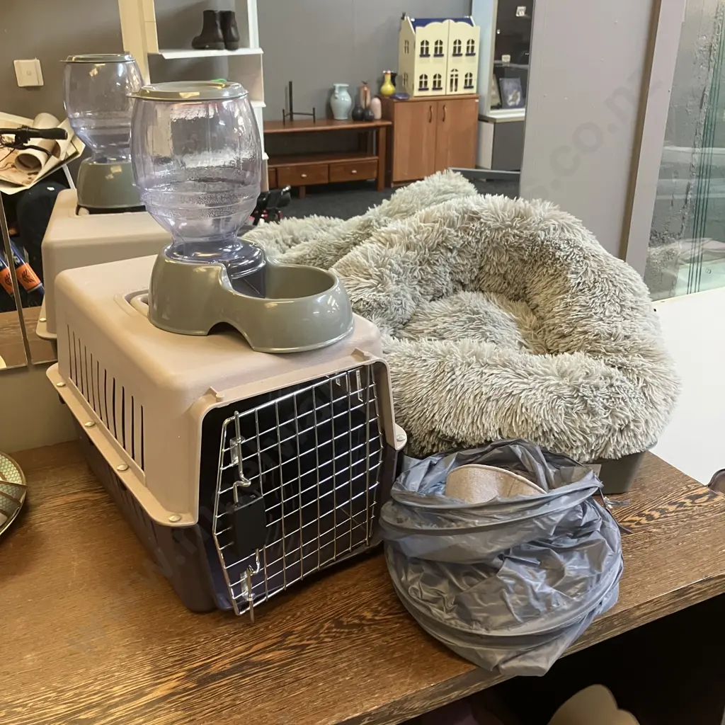 Cat Carry Cage, Padded Bed, Water Dish, Toys, Litter Tray Image 1++