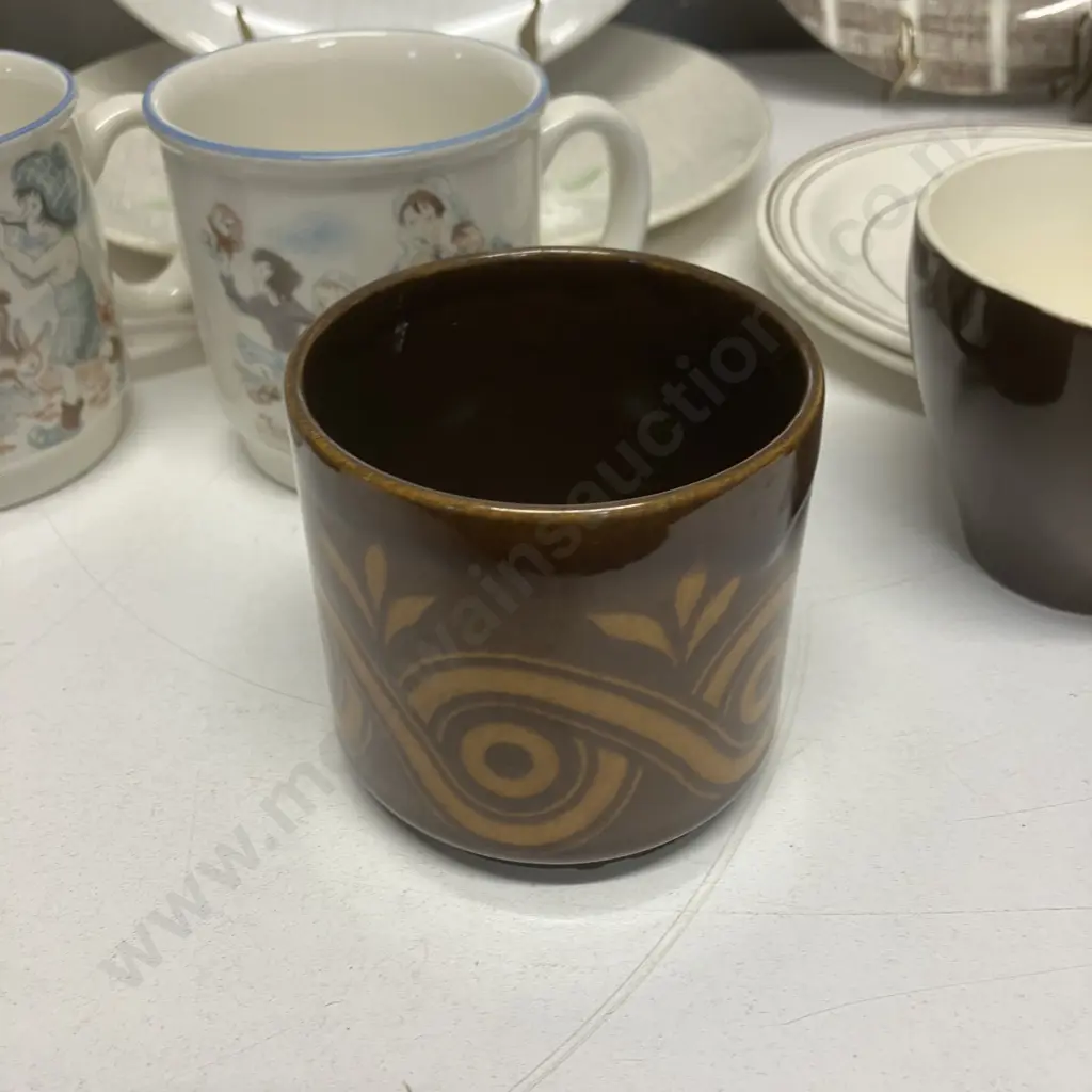 Box Lot Assorted Crown Lynn Items Image 1++