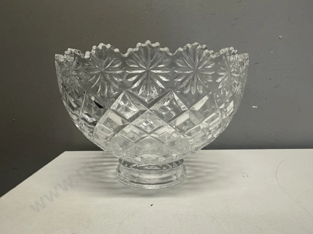 L'UMORE Crystal Villa Diamond Cut Bowl, Boxed Image 1++