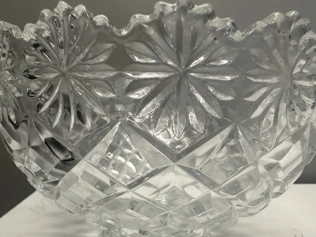 L'UMORE Crystal Villa Diamond Cut Bowl, Boxed Image 1++