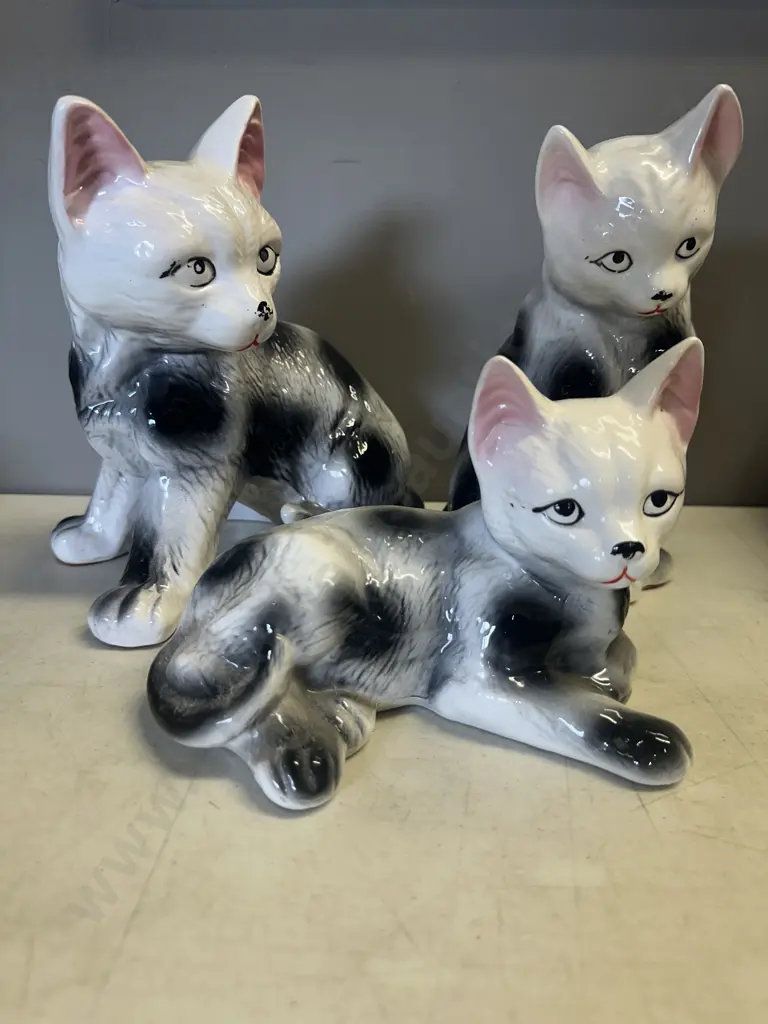 Set of Three Ceramic Cat Money Boxes Image 1++