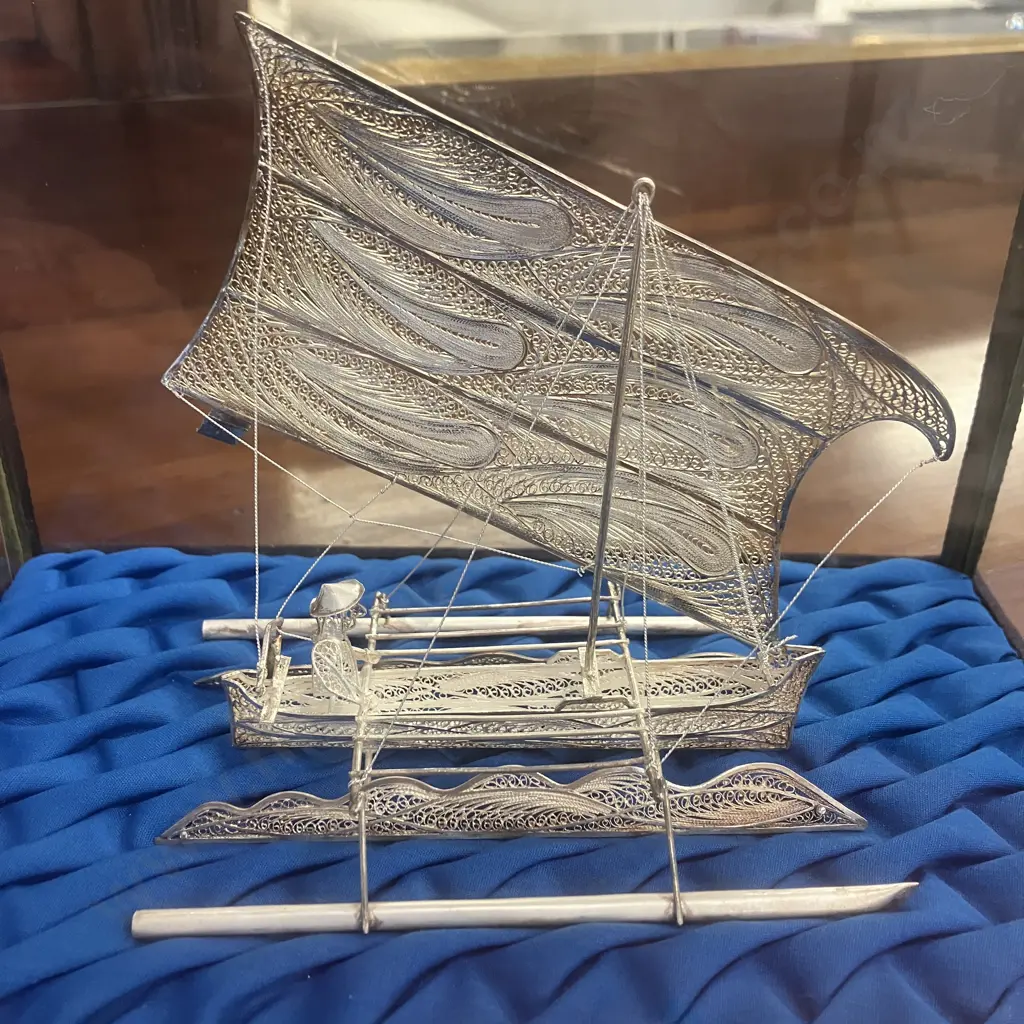 Silver Filigree Model Canoe With Sail & Outriggers In Display Case. H20 W24 D15cm Image 1++