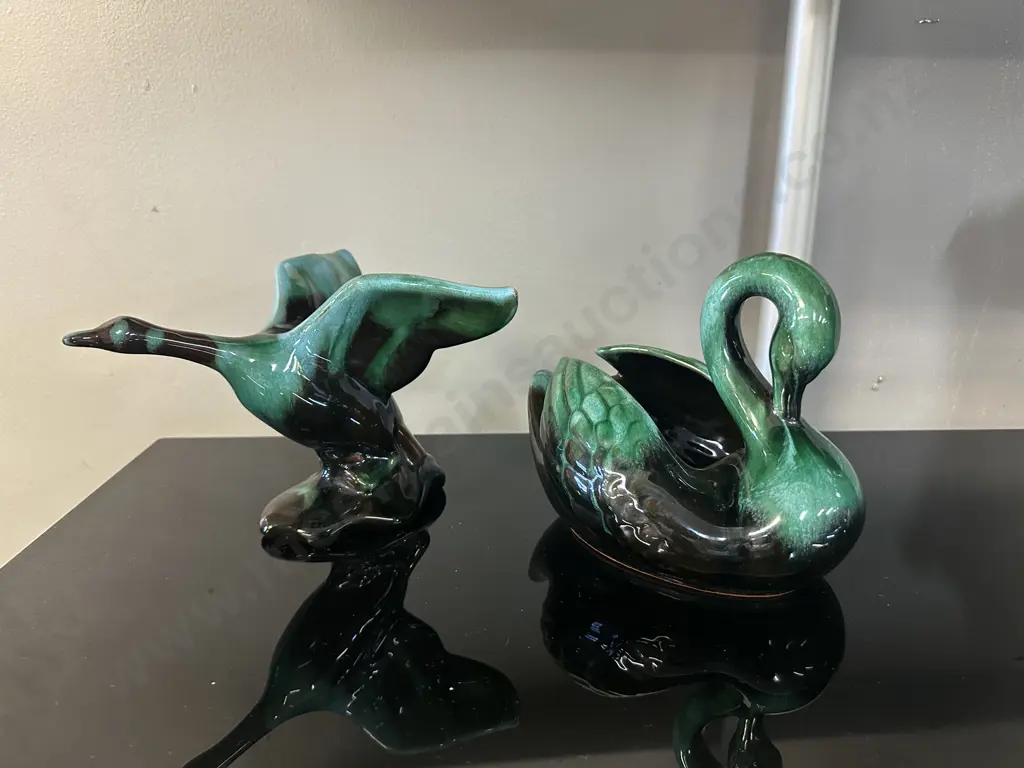 Vintage Blue Mountain Canadian Goose Figurine H14,W21cm & Swan Planter Bowl H16,W20cm. Image 1++