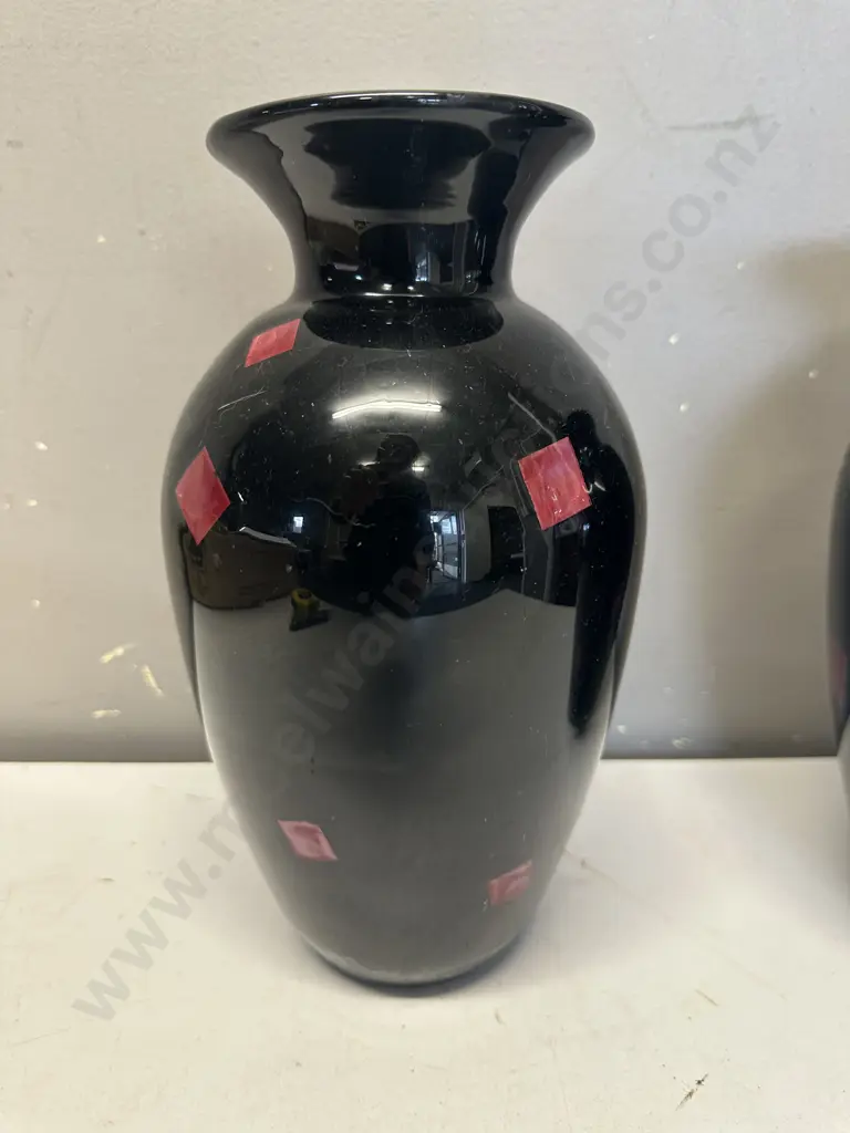 Black Vase With Red Square Detail H26cm Image 1++