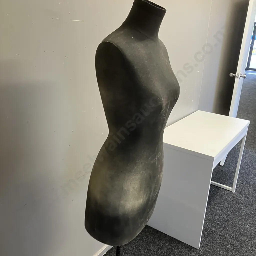 Female Body Form With Black Steel Base. 159cm Image 1++