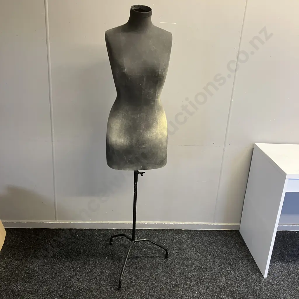 Female Body Form With Black Steel Base. 159cm Image 1++