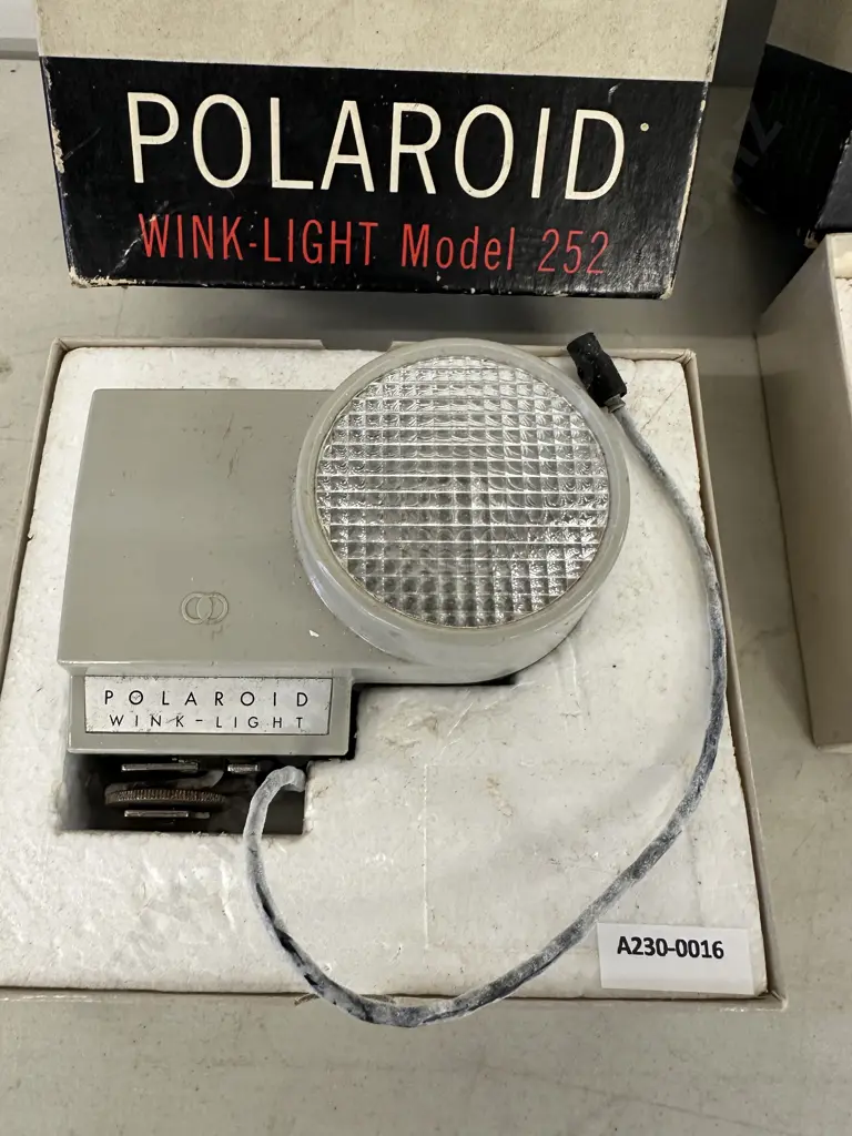 POLAROID Close-up Kit #583, Photoelectric Shutter #440 & Wink-Light Model 252 - Come In Original Boxes Image 1++