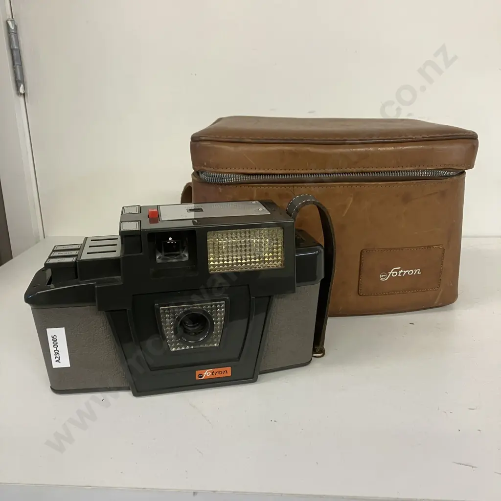 Vintage 1960s Triad Corp Fotron Camera With Original Leather Case - Glendale, California Image 1++