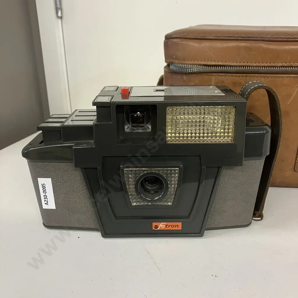Vintage 1960s Triad Corp Fotron Camera With Original Leather Case - Glendale, California Image 1++