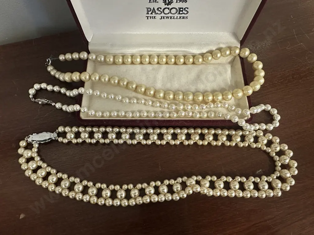 Selection Of Vintage Pearl Style Necklaces  Image 1++