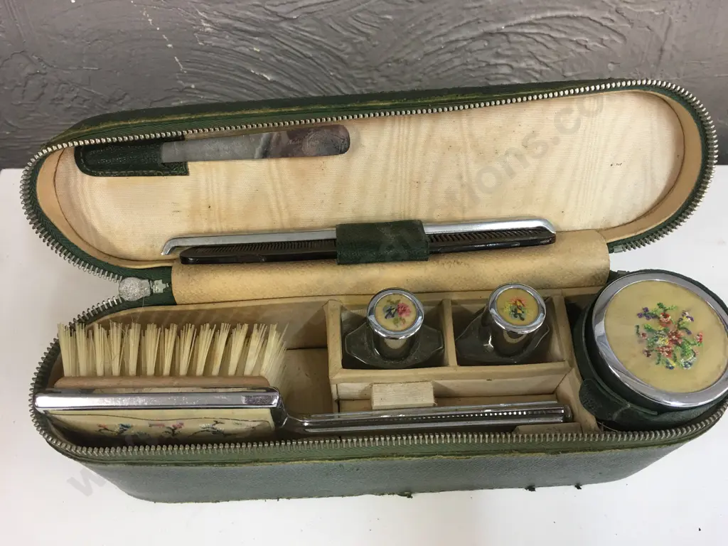 Vintage Grooming & Make-up  Travel Case Image 1++