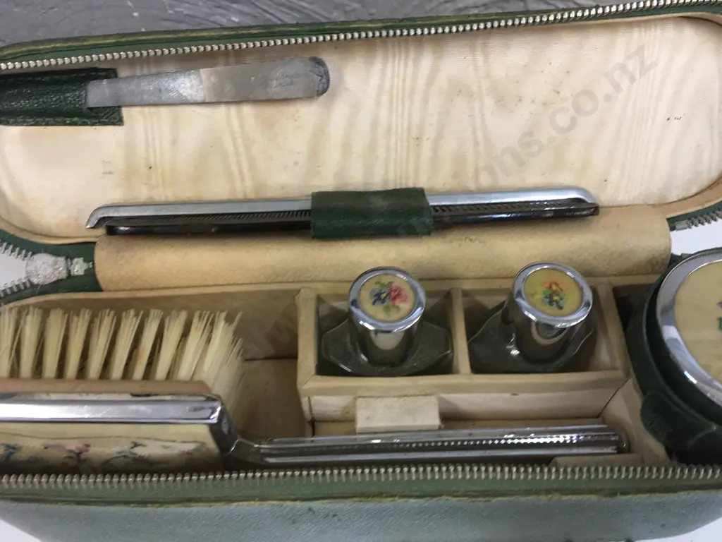 Vintage Grooming & Make-up  Travel Case Image 1++