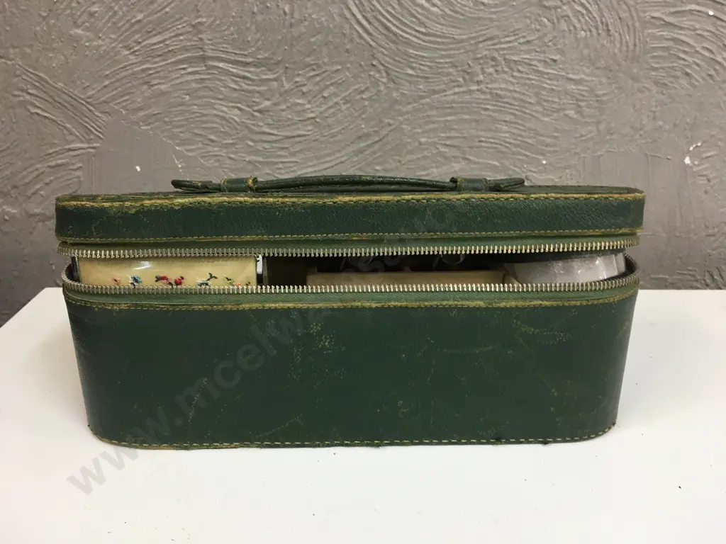 Vintage Grooming & Make-up  Travel Case Image 1++