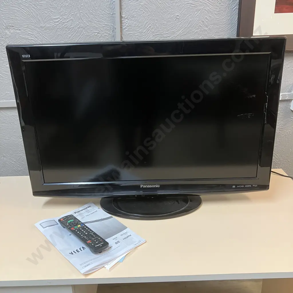 Panasonic Viera 32" LCD TV Model TH-L32X10Z, Built In Freeview, With Remote Control & Instructions Image 1++