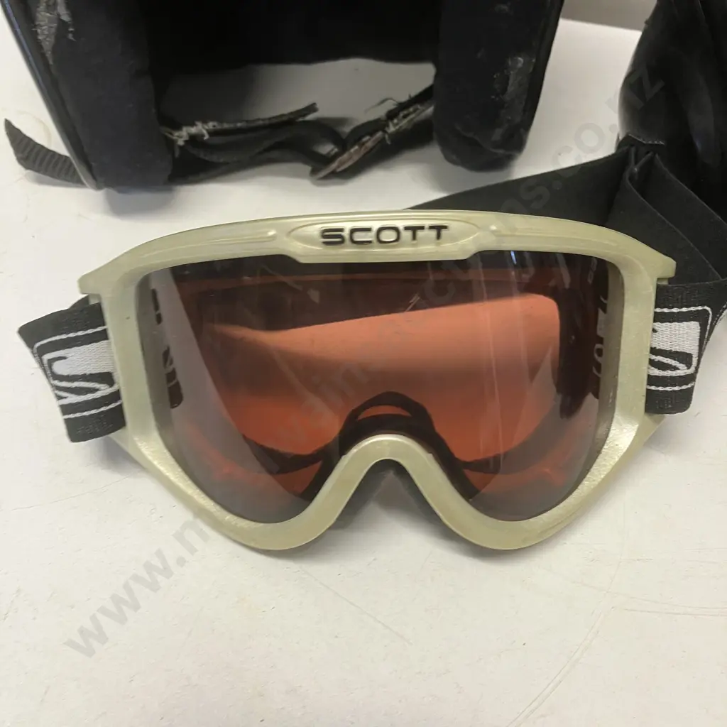 Falco Sz 44 Bike Boots, Scott Goggles, Black Helmet (As Found) Image 1++