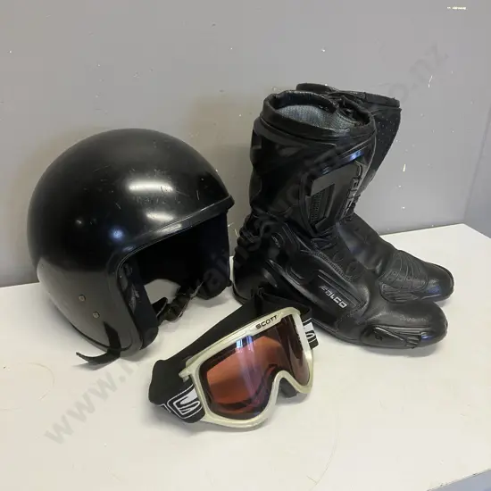 Falco Sz 44 Bike Boots, Scott Goggles, Black Helmet (As Found)