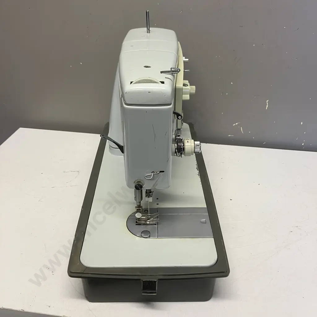 Singer Model 478 Sewing Machine Image 1++
