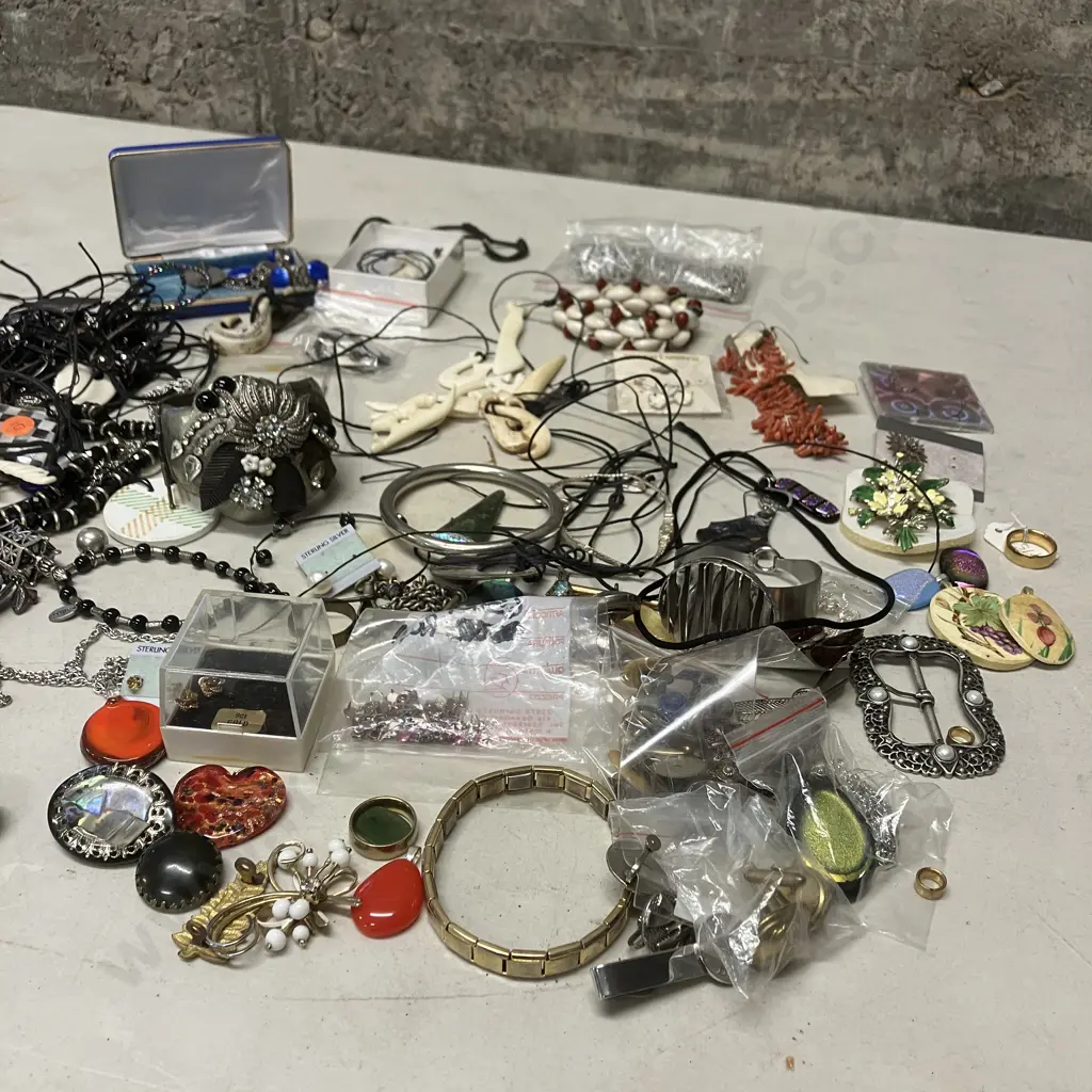 Box Lot Assorted Jewellery, Cufflinks Etc Image 1++