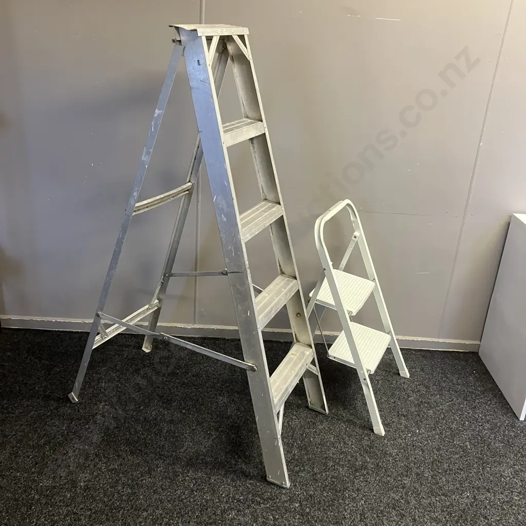 Aluminium Ladder - 4 Step With White 2 Step Stepladder Image 1++
