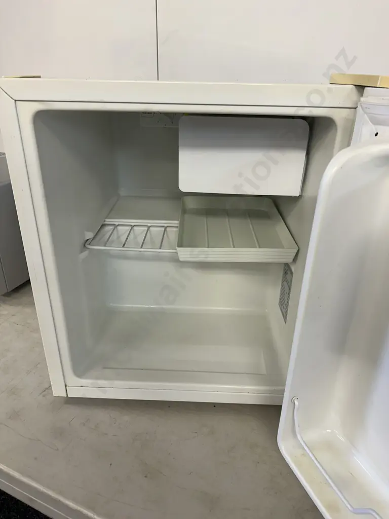 Fisher & Paykel Elba Bar Fridge - 42 Litre Image 1++