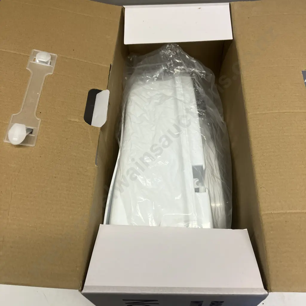 Nouveau Raised Toilet Seat With Lid (Boxed) H18 W37 D41cm, 130Kg Image 1++