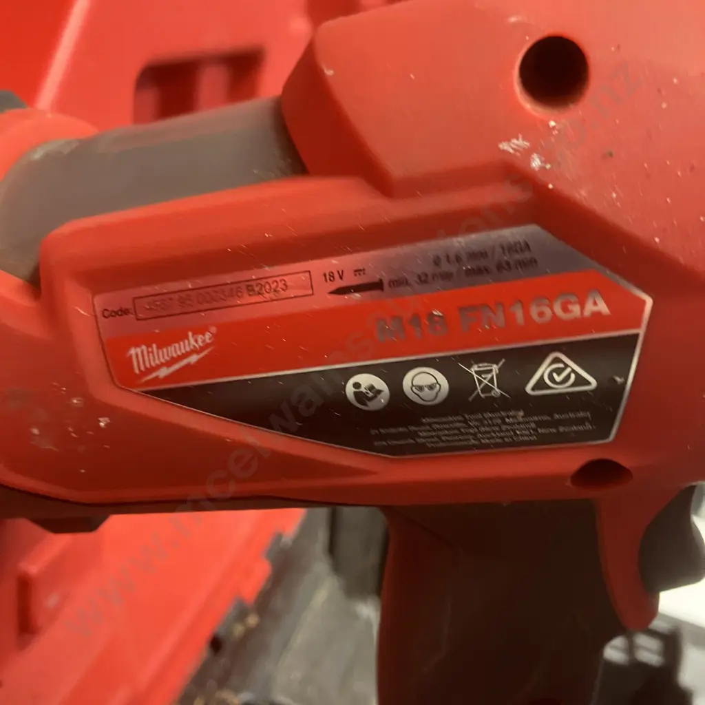 Milwaukee M18 FUEL Cordless Finish Nailer 16Ga 18V - Model FN16GA With 5.0Ah Battery In Moulded Case (No Charger) Image 1++