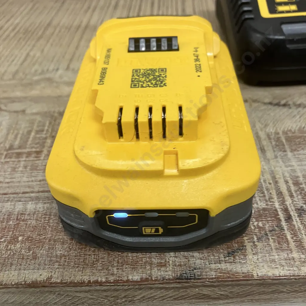 DeWalt DCB115-XE Charger With 5Ah Power Stack Battery Image 1++