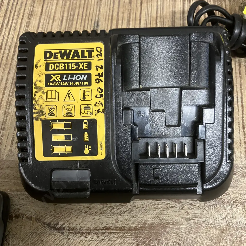 DeWalt DCB115-XE Charger With 5Ah Power Stack Battery Image 1++