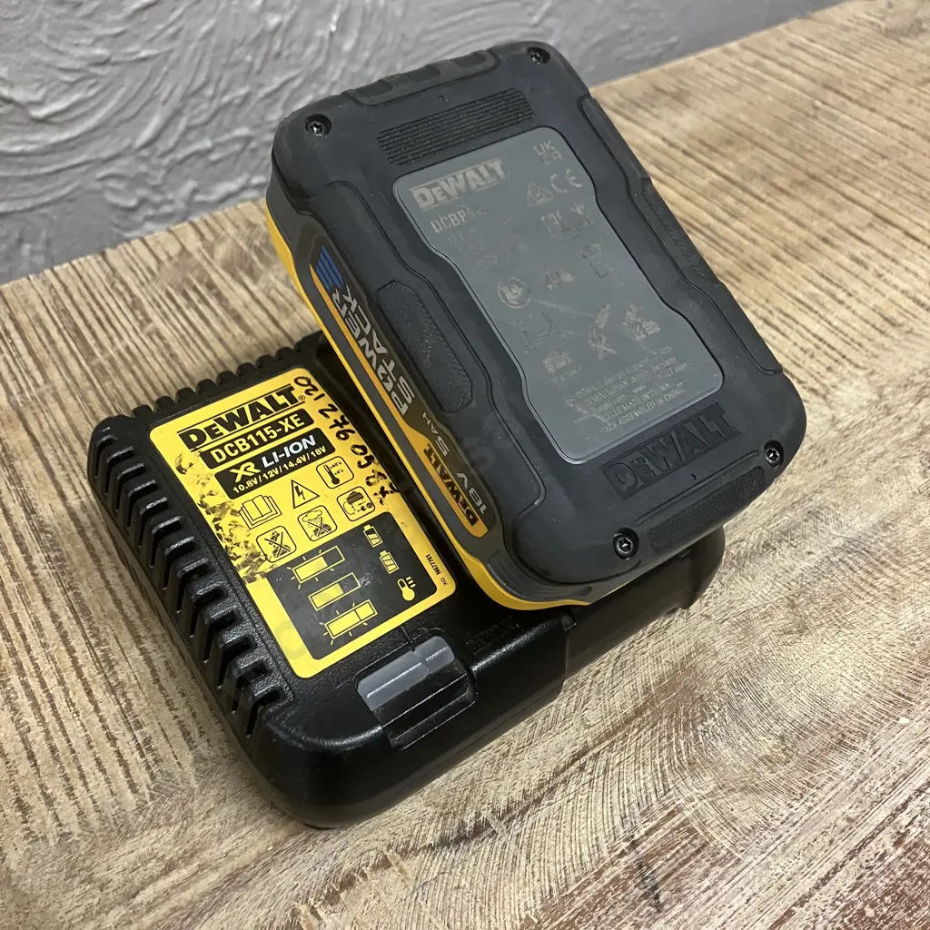 DeWalt DCB115-XE Charger With 5Ah Power Stack Battery Image 1++