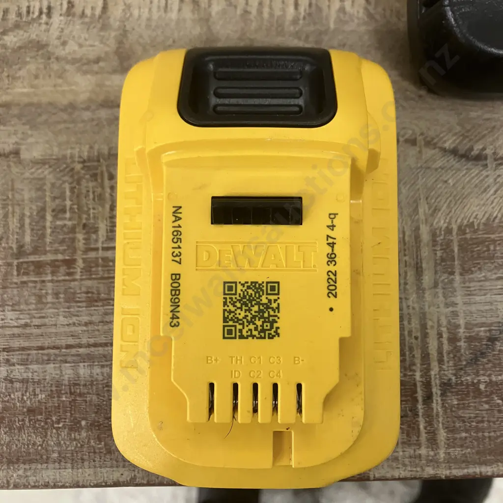 DeWalt DCB115-XE Charger With 5Ah Power Stack Battery Image 1++
