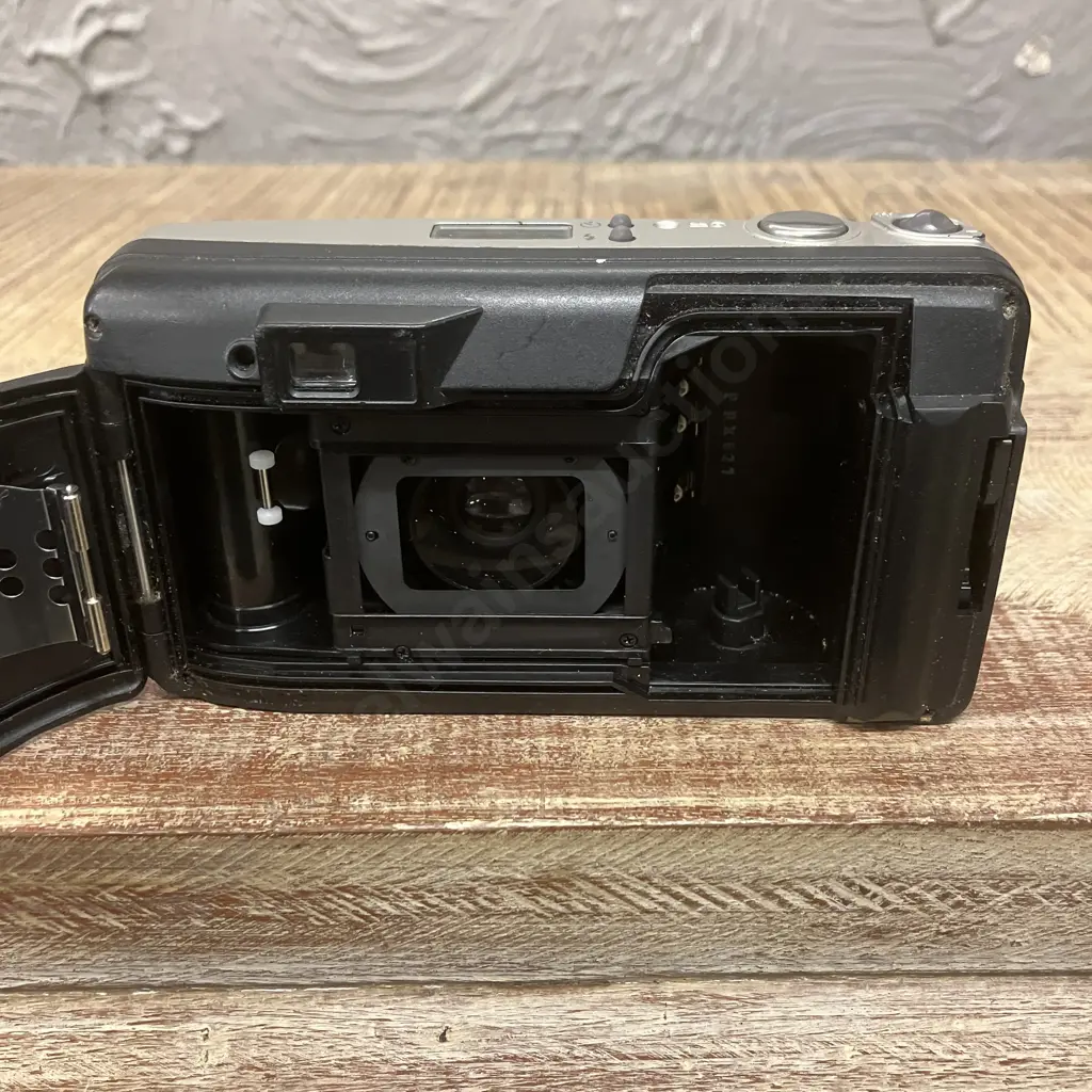 Retro Olympus Superzoom 70G Film Camera, 38-70mm Zoom Image 1++