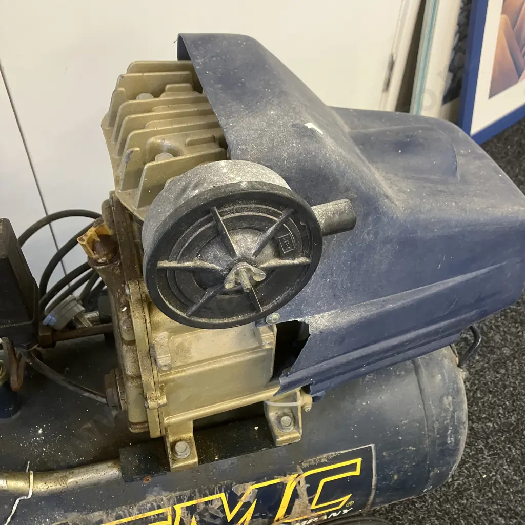 GMC AC40 Litre Air Compressor, 1800W  With Blue Air Hose & Nibbler Image 1++