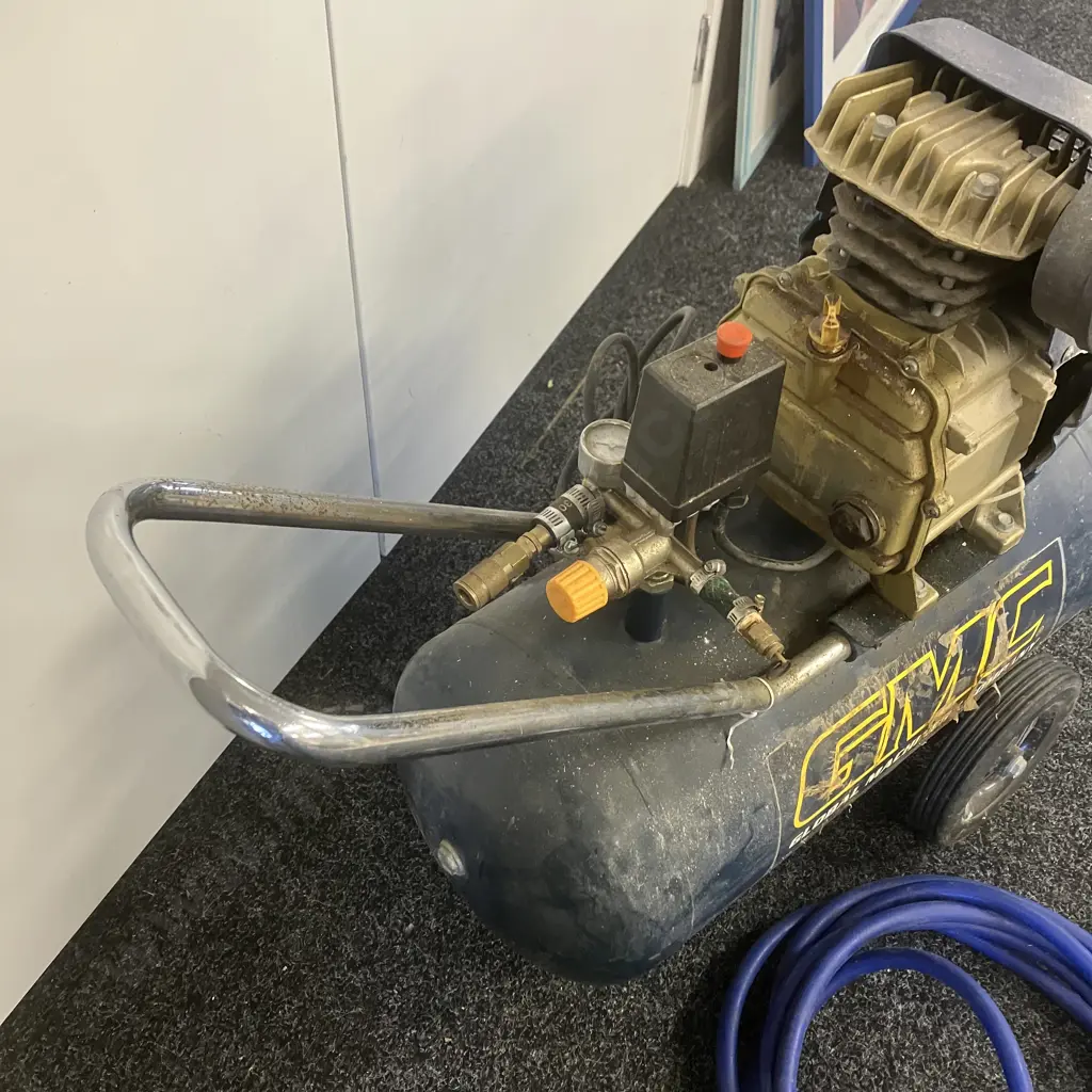 GMC AC40 Litre Air Compressor, 1800W  With Blue Air Hose & Nibbler Image 1++