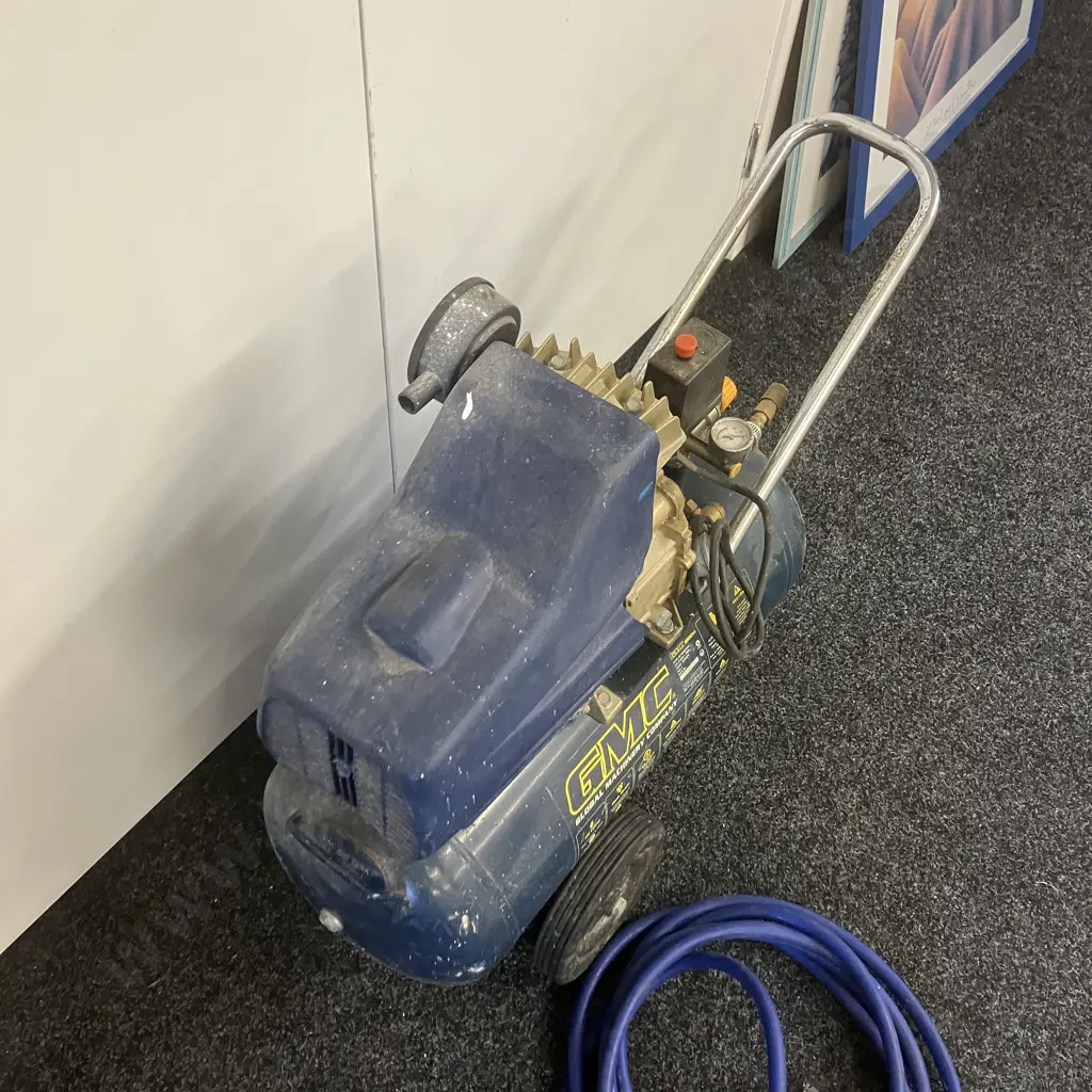 GMC AC40 Litre Air Compressor, 1800W  With Blue Air Hose & Nibbler Image 1++
