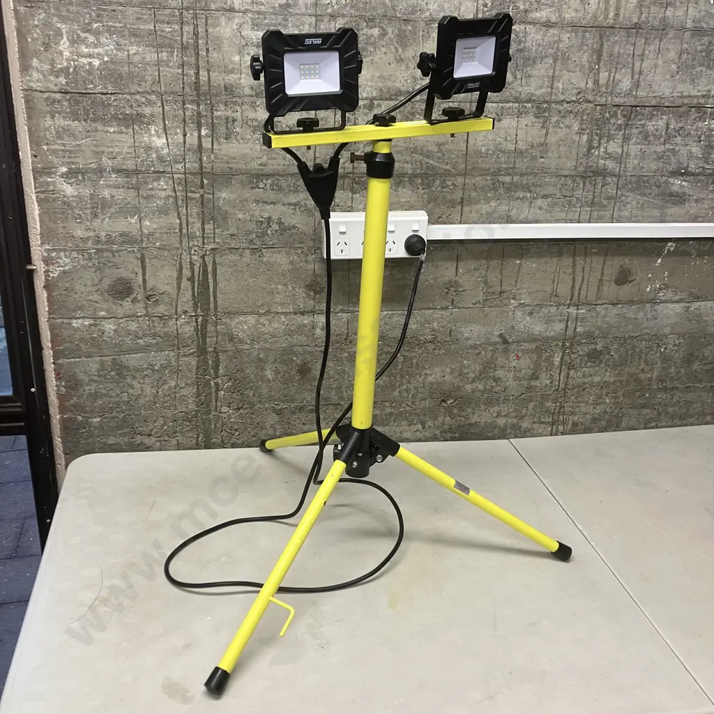 Arlec 2 x LED Worklights With Tripod Stand Image 1++
