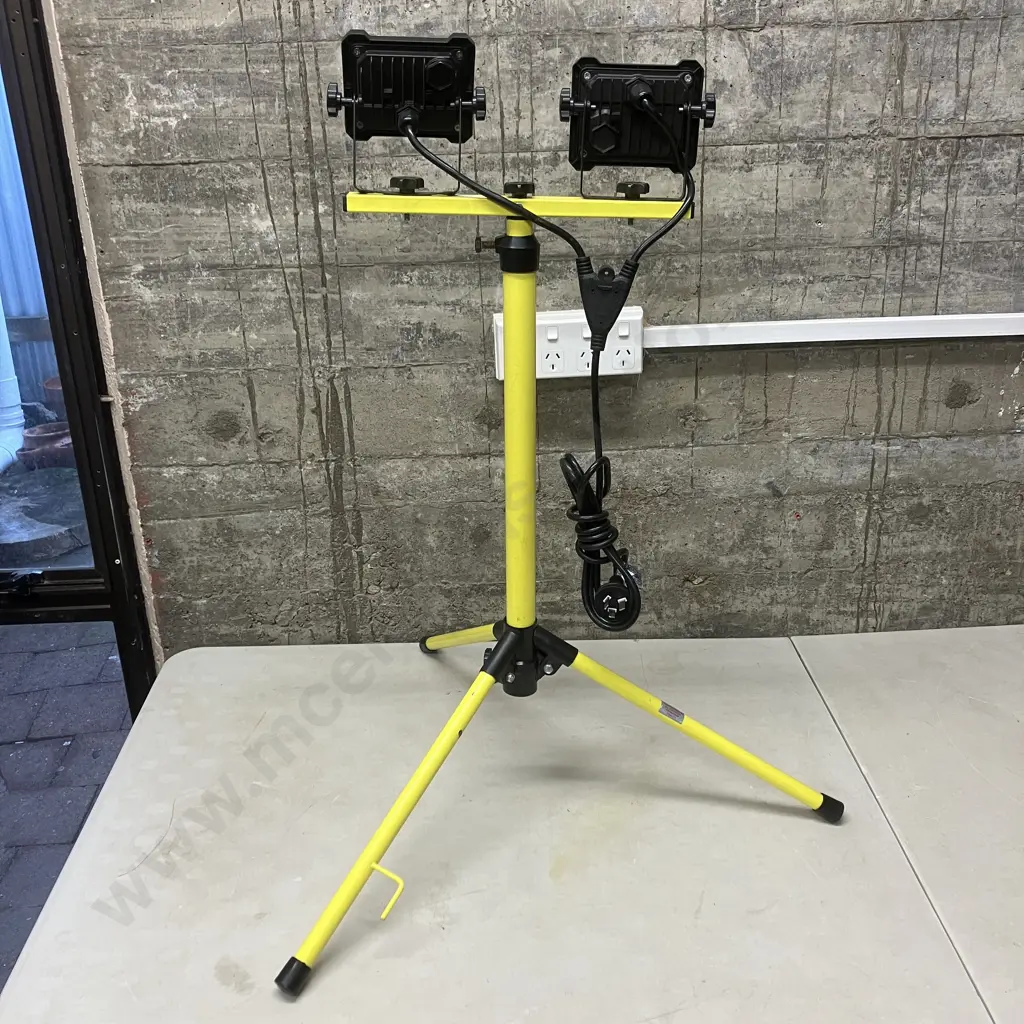 Arlec 2 x LED Worklights With Tripod Stand Image 1++
