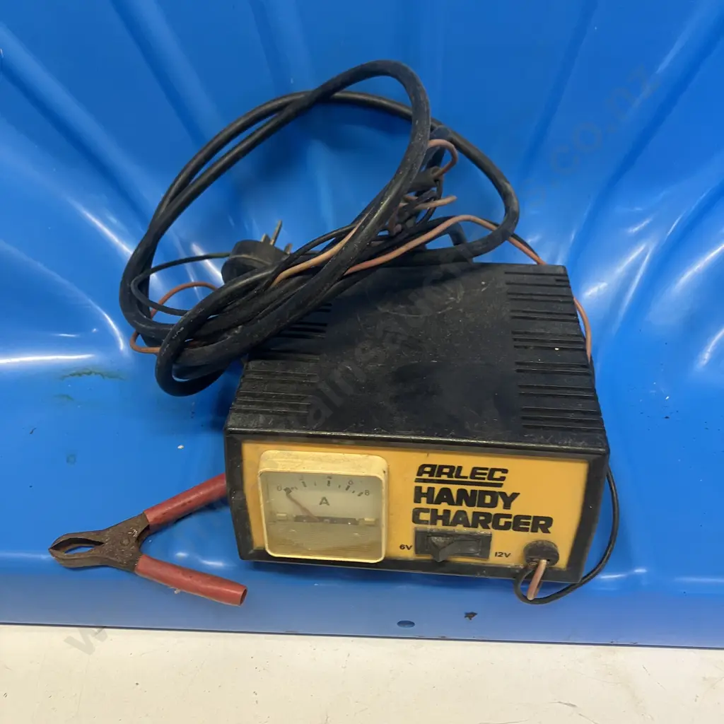 Arlec Handy Battery Charger & Blue Plastic Shell Pool Image 1++