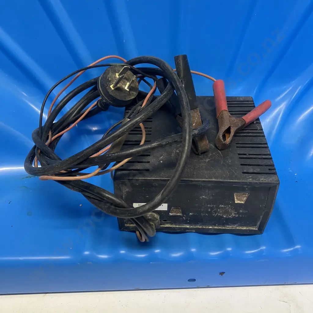 Arlec Handy Battery Charger & Blue Plastic Shell Pool Image 1++