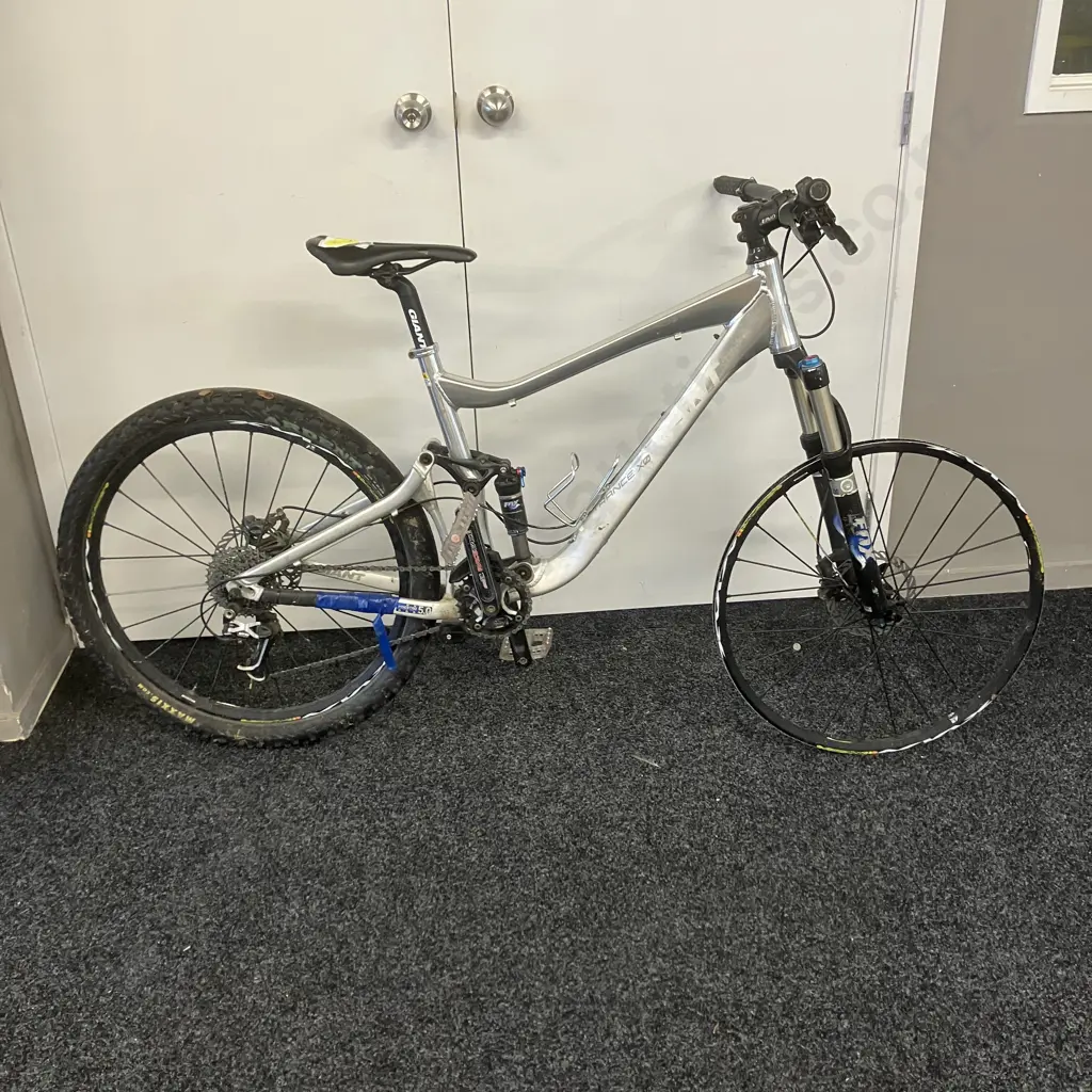 Giant Trance XZ Silver Colour (As Found) Image 1++