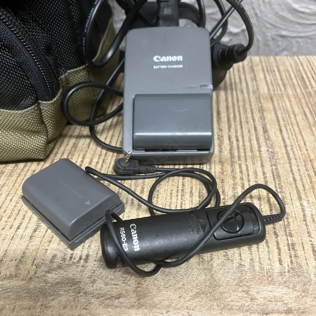 Canon EOS 400D Camera With 18-55mm Lens, Batteries & Charger, Bag & Remote Switch Image 1++