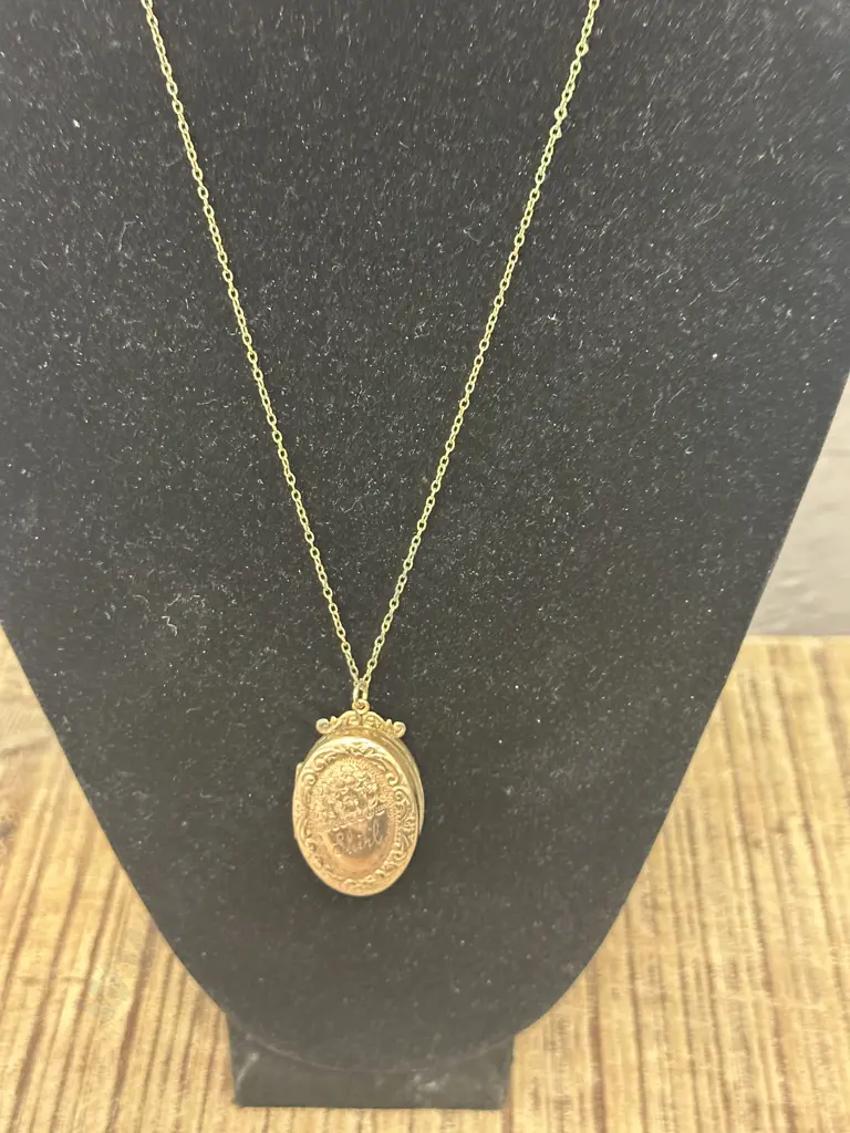 Victorian Floral Engraved 9 Ct Gold Locket On Chain Image 1++