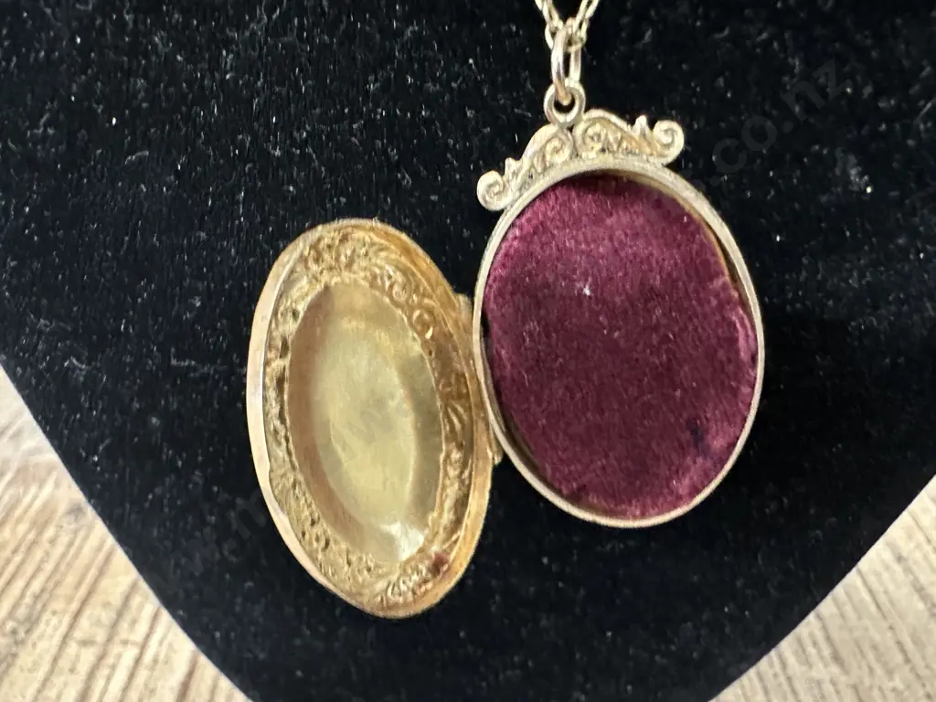 Victorian Floral Engraved 9 Ct Gold Locket On Chain Image 1++
