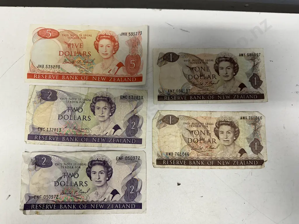 Selection Of Bank Notes Of New Zealand  Image 1++
