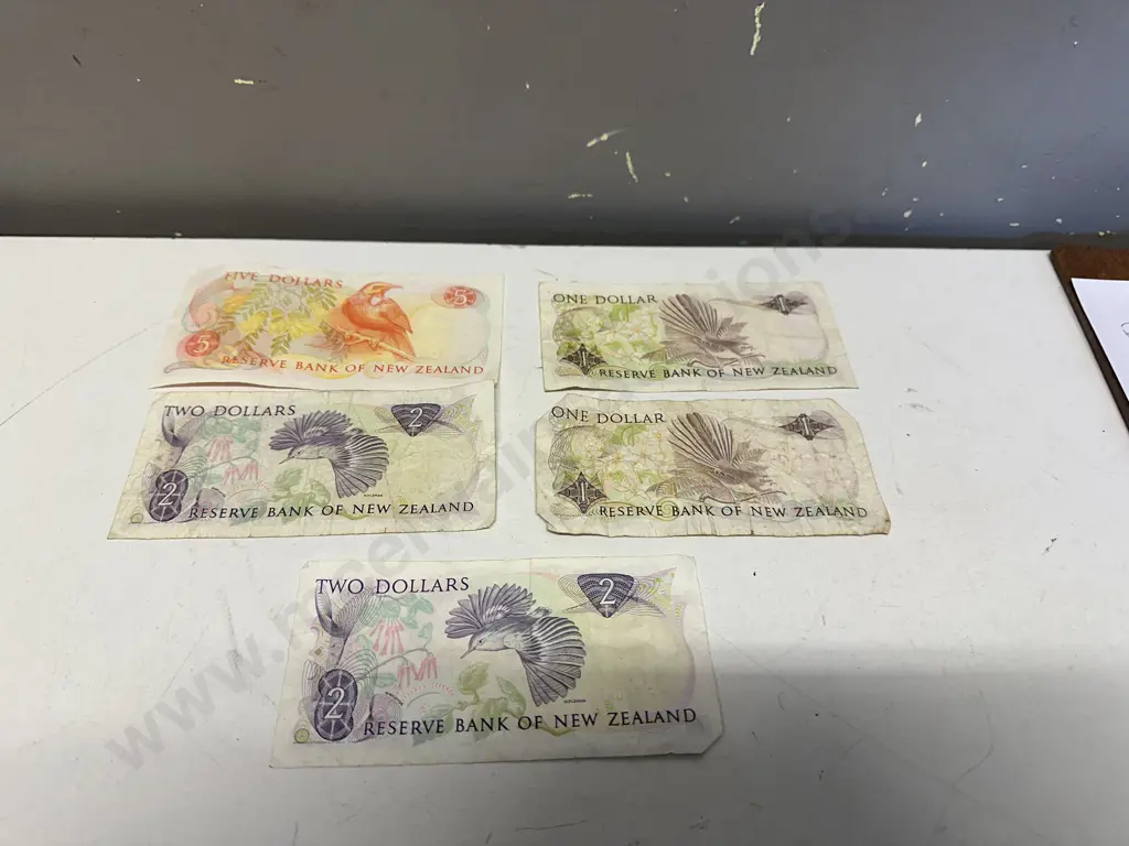 Selection Of Bank Notes Of New Zealand  Image 1++