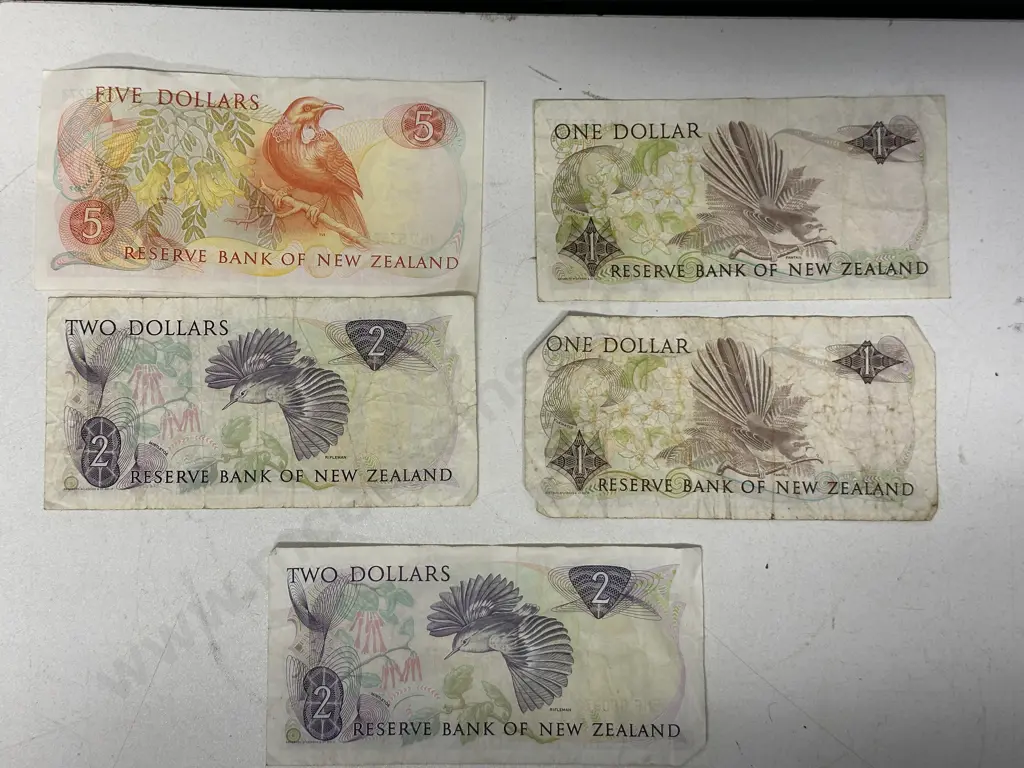 Selection Of Bank Notes Of New Zealand  Image 1++