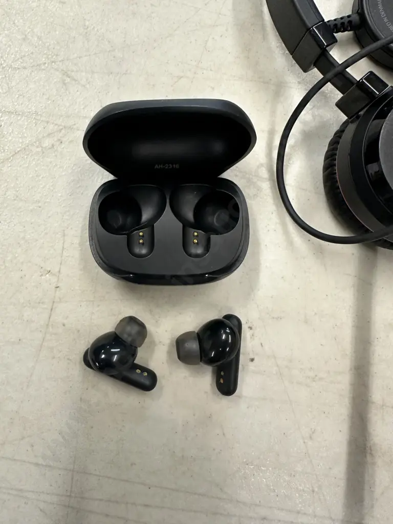 Skullcandy Smokin Bud Wireless Ear Buds In Charging Case Model S2TAW & Jabra Headphones Model HSC016 Image 1++