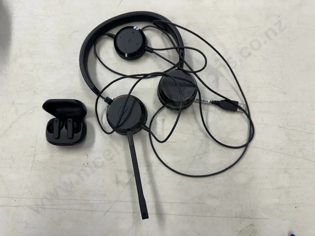 Skullcandy Smokin Bud Wireless Ear Buds In Charging Case Model S2TAW & Jabra Headphones Model HSC016 Image 1++